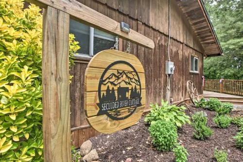 Secluded Stanardsville Cabin w/ 10 Acres & Hot Tub - WiFi