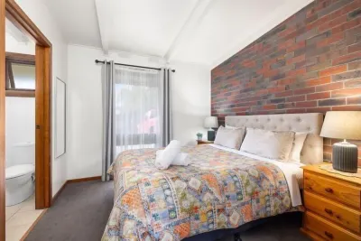 Halls Haven Holiday Units Hotel dekat Silverband Falls