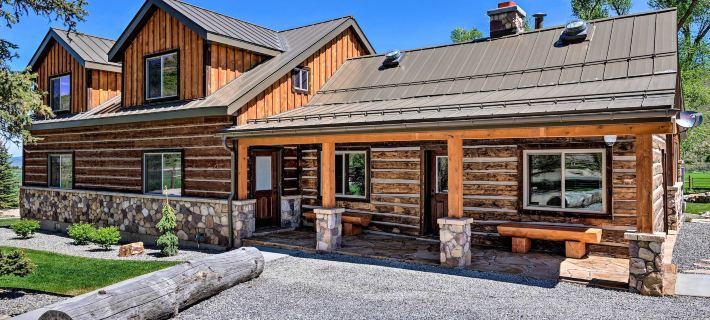 Renovated Historic Cabin ~ 25 Miles to Park City! Ξενοδοχεία στην πόλη Wasatch County