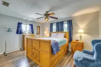 4 Mi to Dtwn! Ozarks Hideaway w/ Furnished Deck - Pet friendly