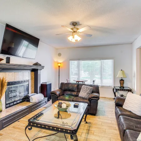Spacious Olathe Home w/ Fireplace: Near Parks! Hoteles en Olathe