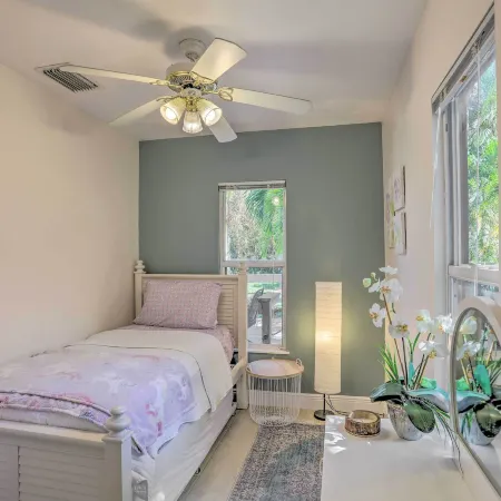Lovely Cottage Near Downtown Stuart and Beaches Hotels in Stuart