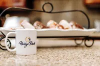 豪華靜居 帶恆溫泳池和隱蔽遊戲室 6 臥室住宅 by RedAwning