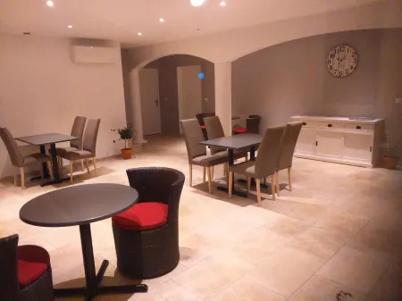 Le Jasmin Отели в г. Пюимуассон