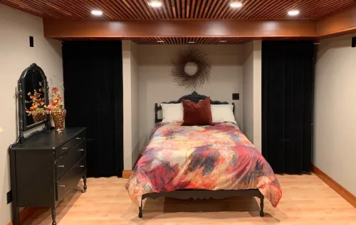 Location! Location! Location! Relax at this Restful Retreat 10-15 from Downtown Hotels in Long Lake Township