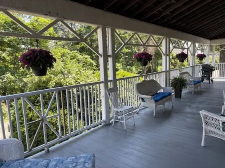 Victorian House by the Sea -Fall Getaways Available Отели рядом с достопримечательностью «Лонг Сандс Бич»