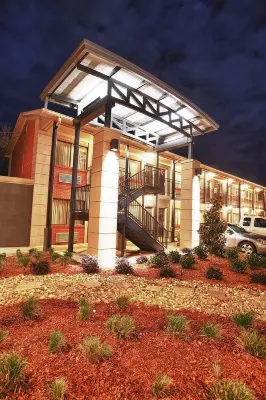 12 Oaks Hotel Hotels near PINE TREE CENTER