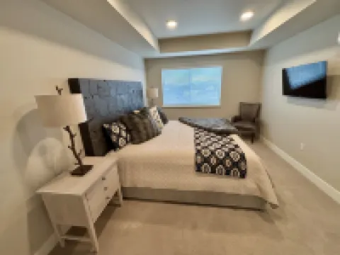 Mountain views condo with coffee/restaurant on first floor