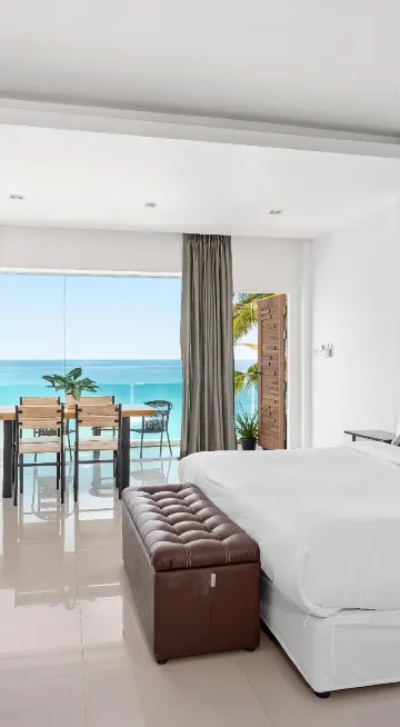 ห้องเตียงใหญ่ พร้อมวิวทะเล