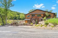 Cedar & Sky—Ozarks Hideaway