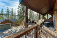 Denton by Avantstay Hot Tub, Deck w/ Fire Pit Near Skiing & Lake!