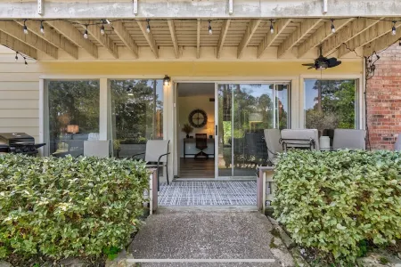 New Listing! Cozy 2-bedroom 3-bath condo on hole 3 of Rayburn Country Club