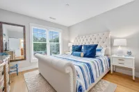 Luxury Living with Rooftop Terrace and Coastal Charm - Inviting Escape Hotels in Harwich Port