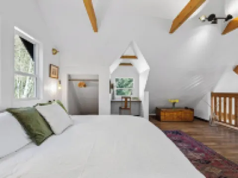 Sweetwater Retreat Cottage B&B Hotels in Salt Spring Island