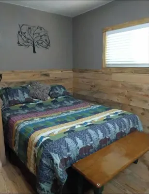 Cozy Buffalo River Cabin Getaway with hot tub!!