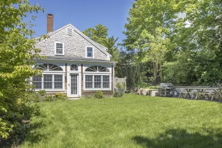 Downtown Chatham Gem – Walk to Beach, Shops, C.B.I, & Dining Family-Friendly!