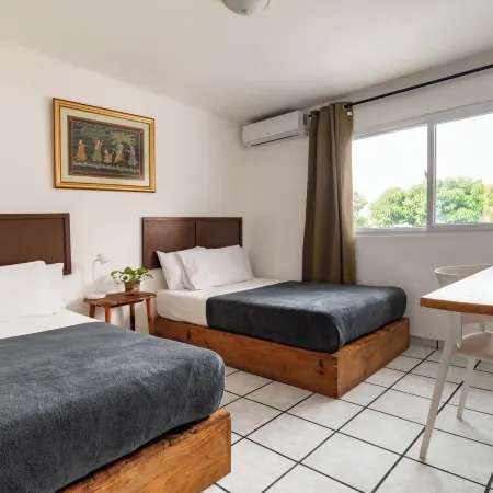 Cinco Hotel B&B Отели рядом с достопримечательностью «Археологические памятники древнего поселения Хойя-де-Серен»