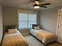 Newly Remodeled Farmhouse, 12 Minute Walk to Campus. 3Bd 3ba with Bonus Room