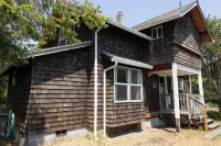 Cozy Family Cabin-Secluded beach access, non-smoking home awaits you