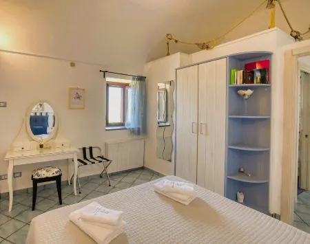 The Rose Garden WaveView, Parking & 5 Steps in-DolceVita for Two at Sunset! Отели рядом с достопримечательностью «Amalfi Harbor Marina Coppola»