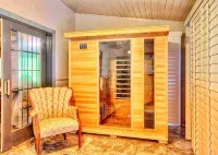 Yosemite Mountain Chalet with private sauna, decks, fireplace, air hockey & WiFi