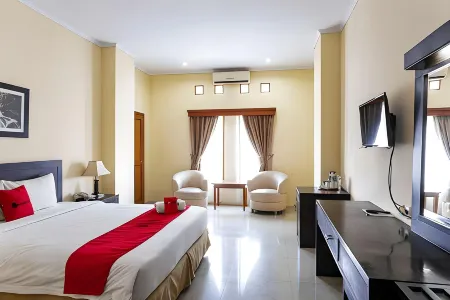 RedDoorz Plus Near Alun Alun Karanganyar Отели в г. Sragen Regency