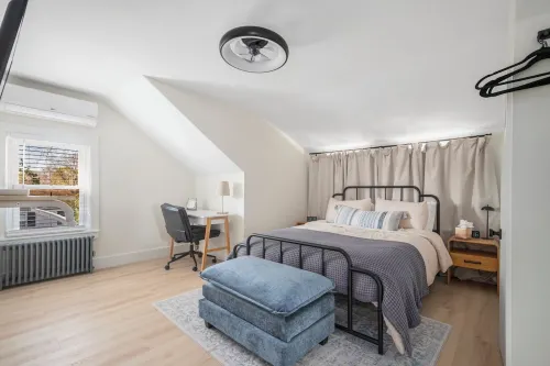 Oakland Beach cottage near Iggy's, Buttonwoods, marina, fishing & airport