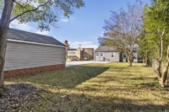 Cozy 2BR Retreat: Pets, Near Arena & Parks