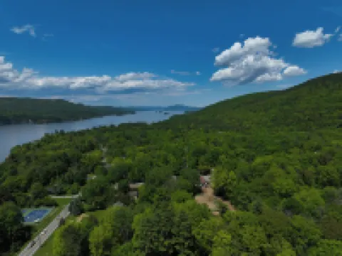 Walk to Beach - Pet friendly Cabin w/ Workspace
