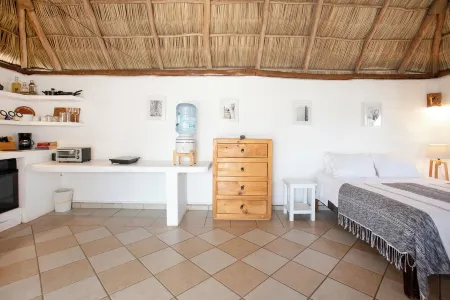 Charming rooftop bungalow 1 block from the beach!