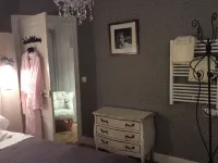 Le Pavillon de Louis Gîte de Charme  Gîtes de France Hotels in Murol