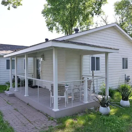 Stylish 4-bedroom cabin with AC, WiFi & boat rental available!