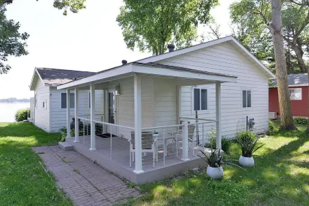 Stylish 4-bedroom cabin with AC, WiFi & boat rental available!