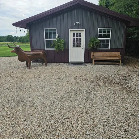 Charming Modern 1BR Country Cottage Surrounded by Nature Close to Town.