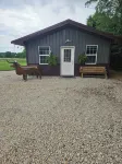 Charming Modern 1BR Country Cottage Surrounded by Nature Close to Town.