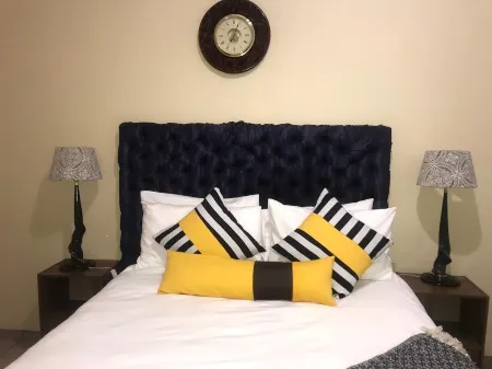 White Rose Cozy Apartment Отели рядом с достопримечательностью «Makhulong Stadium»