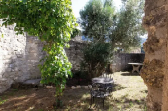 Ensemble de Charme de 3 Maisons de Village Avec Bassin Réunies par des Terrasses Hotels in Menerbes