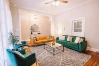 Insta-worthy 2Bd/1Ba Apt Steps from Downtown!