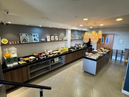 Florida Mall & Suites Отели рядом с достопримечательностью «Adra Araujo»