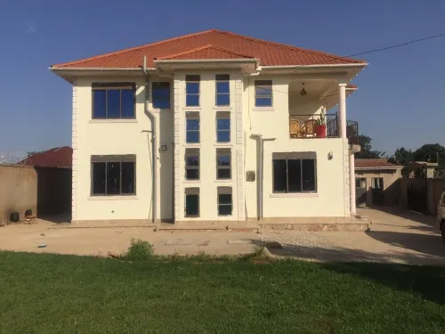 Beautiful family home with spacious garden for rentals, close to the Golf course