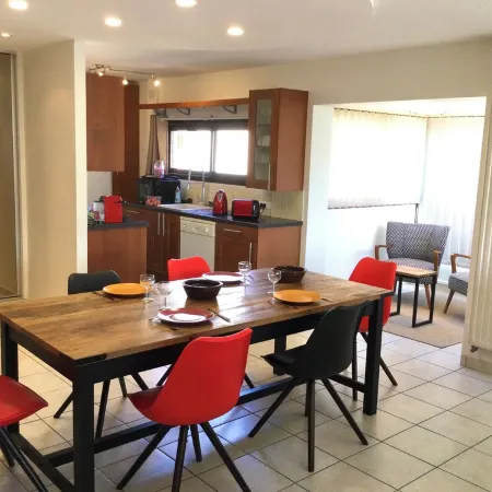 Appart au Coeur de Ville 6/8 pers 92 m2 Kitchen Living room Dining room 3 bedrooms