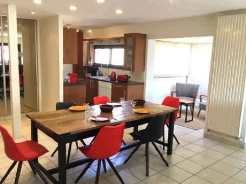 Appart au Coeur de Ville 6/8 pers 92 m2 Kitchen Living room Dining room 3 bedrooms