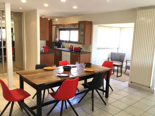 Appart au Coeur de Ville 6/8 pers 92 m2 Kitchen Living room Dining room 3 bedrooms