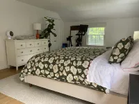 Cozy Coastal Retreat w/ Detached Office Near NYC Oyster Bend Yacht Club & Marina附近的飯店