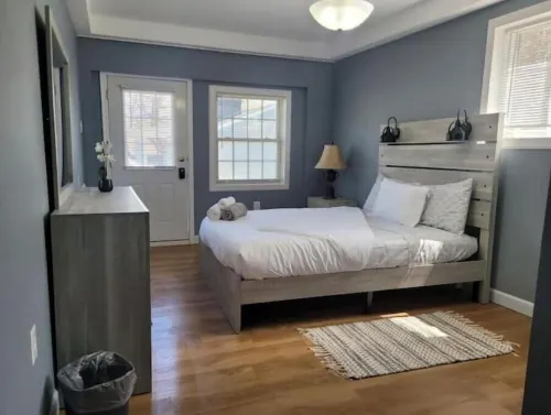 7 mi from DC,3.5 mi Downtown Silver Spring, Near Bus Stop, and 1 mi 495 Beltway