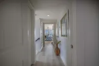 PANORAMIC OCEAN VIEWS-Recently updated. 3BR 2.5 Bath