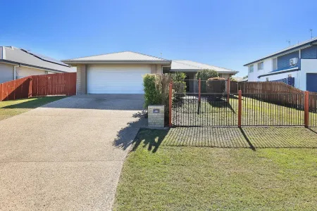 Bargara HavenWelcome to your personal oasis: Coastal calm blends with style.