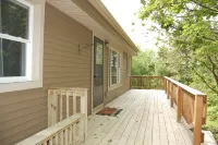 Charming Crow Hill Cottage in welcoming Richland Center with BLOSSOMING garden