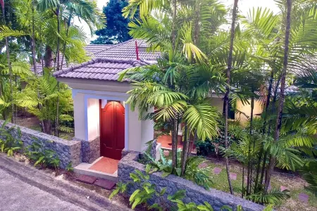 Ocean Front Villa with Stunning views and own private beach,relax, BBQ Отели рядом с достопримечательностью «Bang Rong»