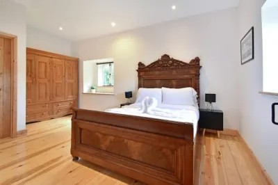 5 Bed Barn Conversion - with private hot tub! Hotels near Hawk Place Campsite